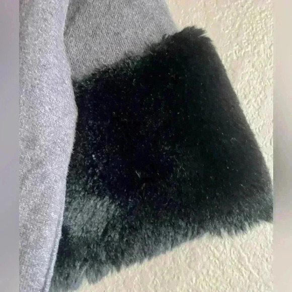Michael Kors Grey Derby Sweater Black Faux Fur Cuffs Size Small - Picture 7 of 9